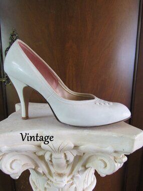 WHITE HEELS, VINTAGE 40s 50s 60s CLASSIC THEATER COSTUME LEATHER SHOES w DETAILS